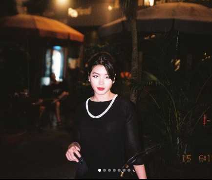 Trong khoảnh khắc mặc áo dài, bản thân Hồng Khanh phải thốt lên "hơi cảm thấy giật mình vì giống mẹ".