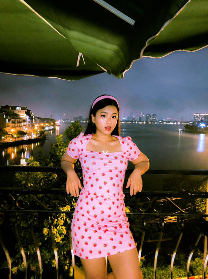 Không chỉ xinh đẹp, con gái nghệ sĩ Chiều Xuân - Đỗ Hồng Quân còn có năng khiếu âm nhạc thừa hưởng từ bố nhạc sĩ.