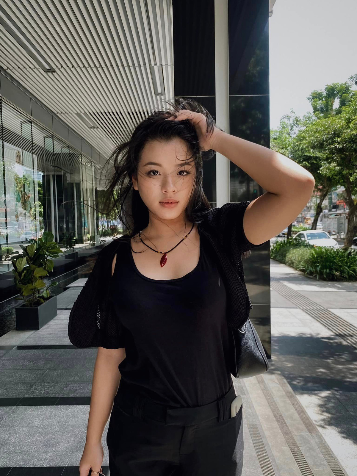 Hồng Khanh có thiên hướng theo đuổi phong cách ăn mặc già dặn hơn so với lứa tuổi của mình.