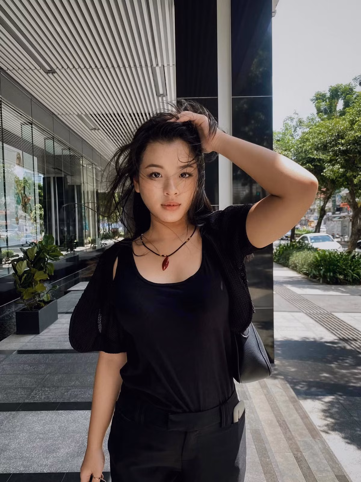 Hồng Khanh có thiên hướng theo đuổi phong cách ăn mặc già dặn hơn so với lứa tuổi của mình.