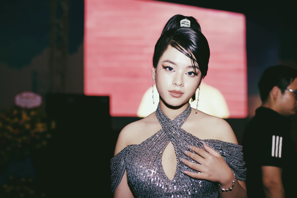 Khác với hình ảnh "xì tin" và nhí nhảnh hồi nào, nhan sắc lẫn ngoại hình của ái nữ nhà NSƯT Chiều Xuân ngày càng trưởng thành.