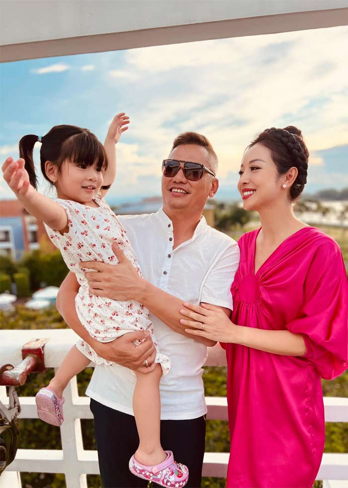 Sinh con gái thứ 4 ở tuổi 35, Hoa hậu châu Á tại Mỹ năm 2006 chia sẻ, cô đã cố gắng giảm 15kg chỉ trong vòng 3 tháng sau sinh.