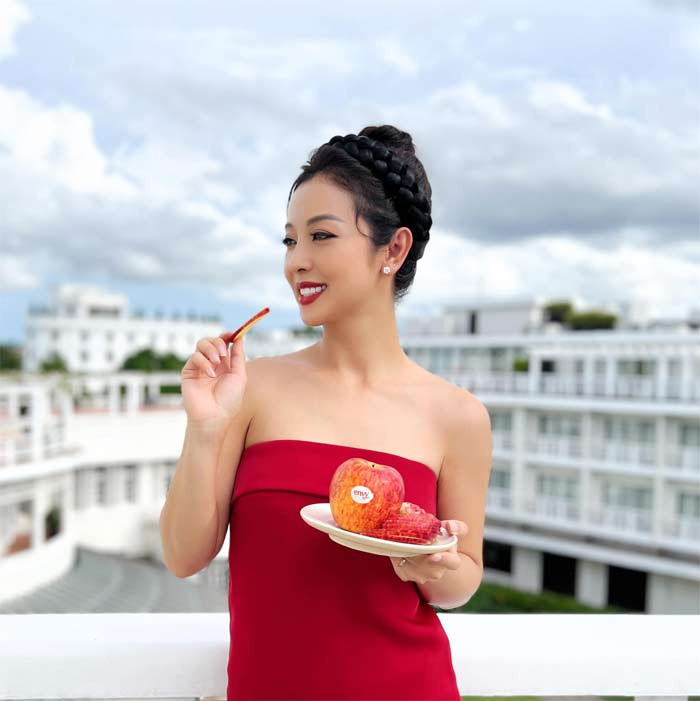 Được chồng, doanh nhân Đức Hải chiều chuộng, nên thần sắc của Jennifer Phạm lúc nào cũng ở mức tuyệt đẹp.