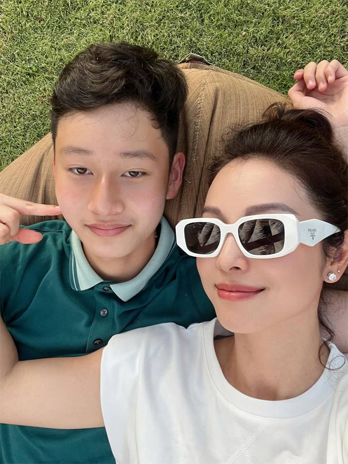 Chụp ảnh với con trai lớn, trông Jennifer Phạm trẻ như hai chị em.