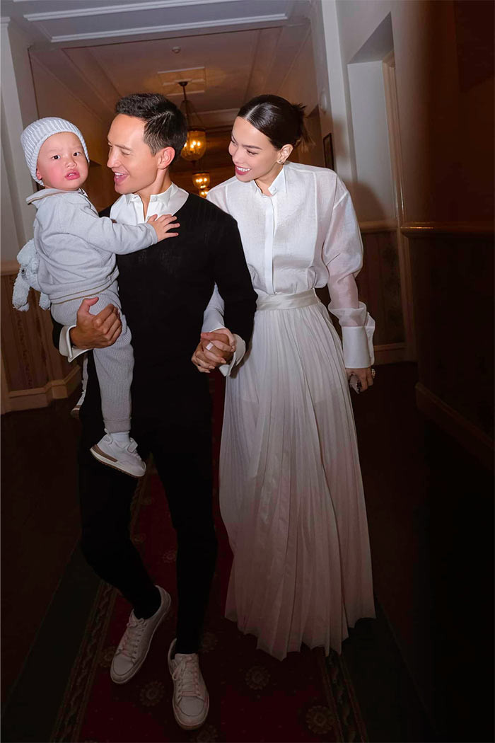 Hình ảnh Hà Hồ và chồng nắm chặt tay trong khi Kim Lý bế con trai Leon thật ấm áp, hạnh phúc.