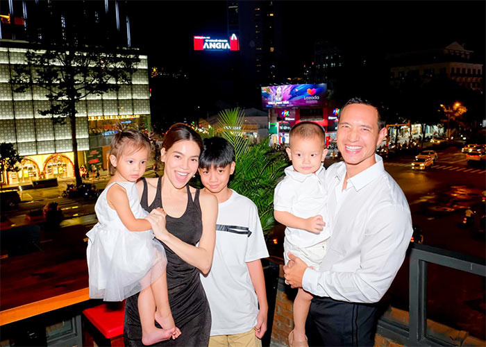 Con trai riêng của Hồ Ngọc Hà - cậu bé Subeo cũng thường xuyên xuất hiện trong những sự kiện của mẹ, dượng và hai em cùng mẹ khác cha.