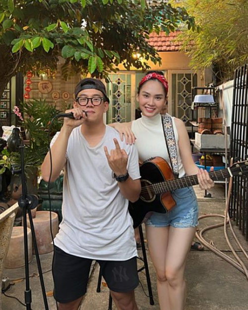 Khi tụ tập bạn bè, tân Miss World Vietnam 2022 chỉ đơn giản với trang phục là quần short jeans, áo ba lỗ nhưng trông vẫn rất bắt mắt.