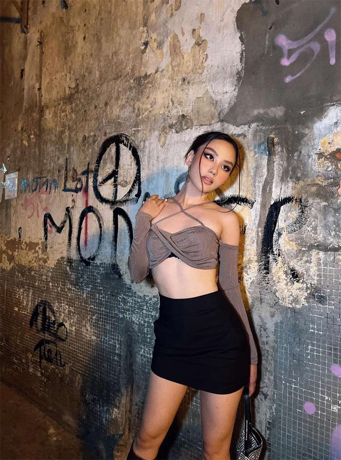 Khi hẹn hò với bạn bè, Mai Phương thích những kiểu thời trang đơn giản nhưng khoe triệt để đường cong, vòng eo thon của mình.