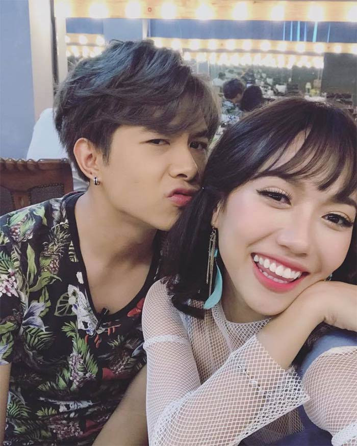 Sau đó, hai người thỉnh thoảng lại đăng những khoảnh khắc tình tứ bên nhau nhưng vẫn nhất định không công khai chuyện tình cảm.