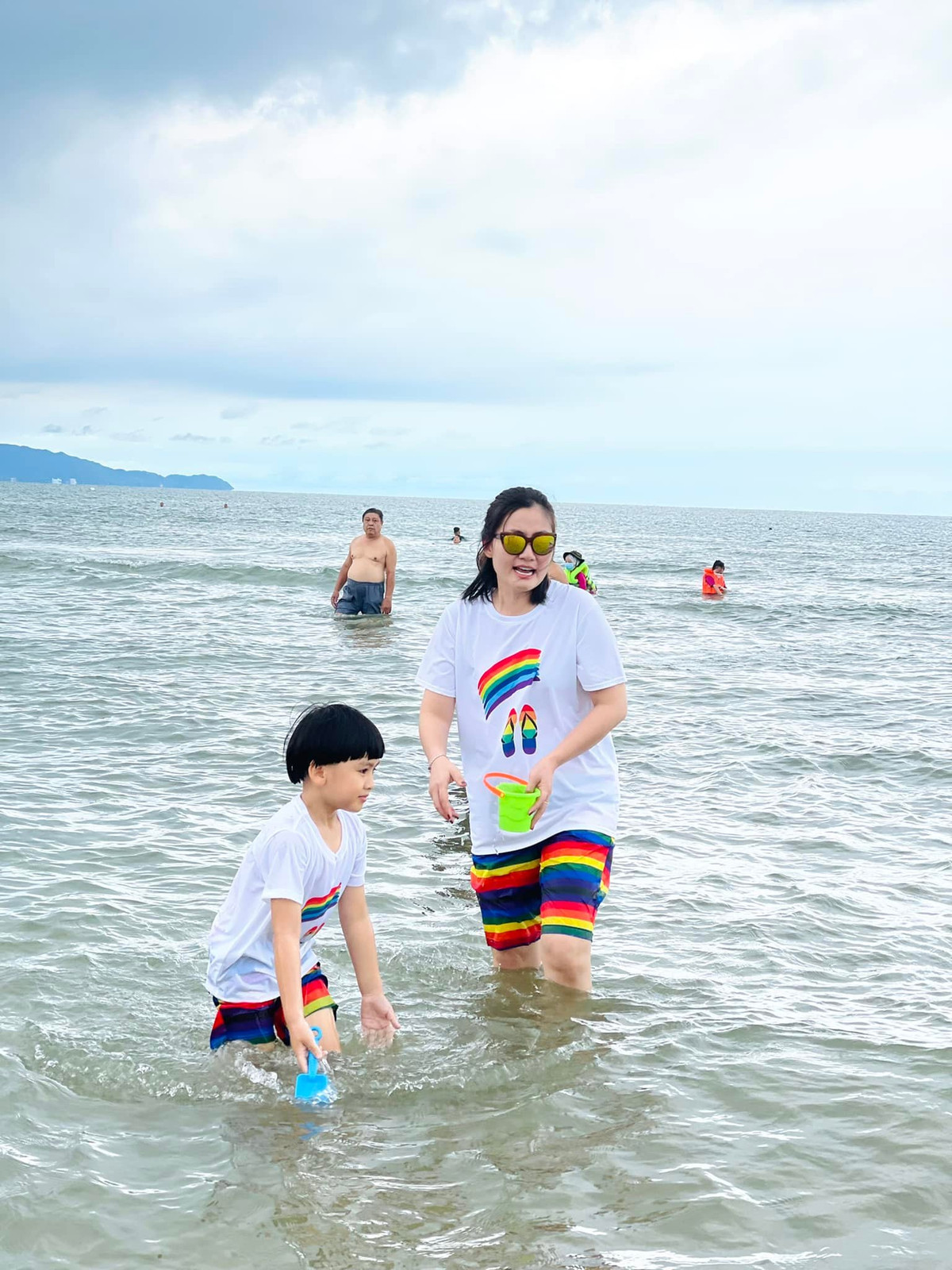 Mỹ nhân sinh năm 1985 trông "đô con" trong chuyến du lịch cùng con trai gần đây.