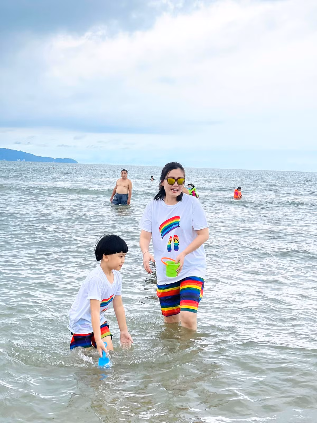 Mỹ nhân sinh năm 1985 trông "đô con" trong chuyến du lịch cùng con trai gần đây.