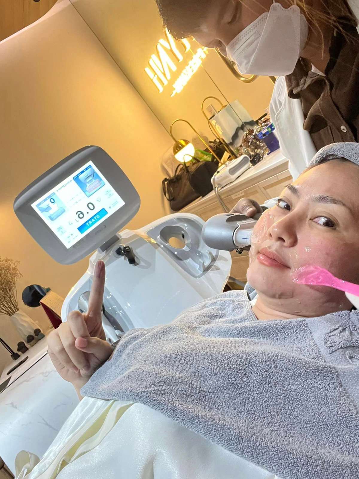 Ngọc Lan còn khoe ảnh chụp cận cảnh nọng cằm núng nính trước khi đi "trùng tu" lại.