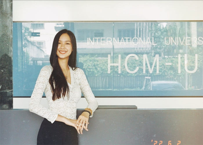 Á hậu 1 Miss World Vietnam 2022 hiện là sinh viên khoa Quốc tế, Đại học Quốc gia TP.HCM, đã đạt chứng chỉ IELTS 8.0 và từng đạt IELTS 7.0 từ cấp 3.