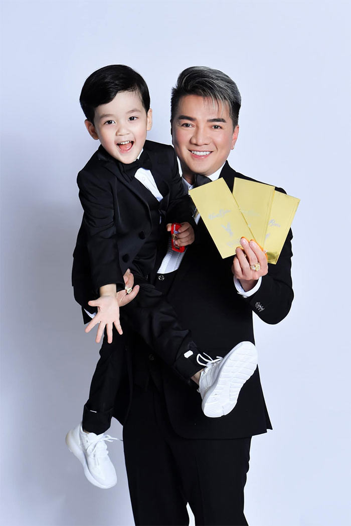 Cậu bé 3 tuổi có ngoại hình giống hệt bố, nhất là khi mặc đồ đôi với "ông hoàng nhạc Việt".