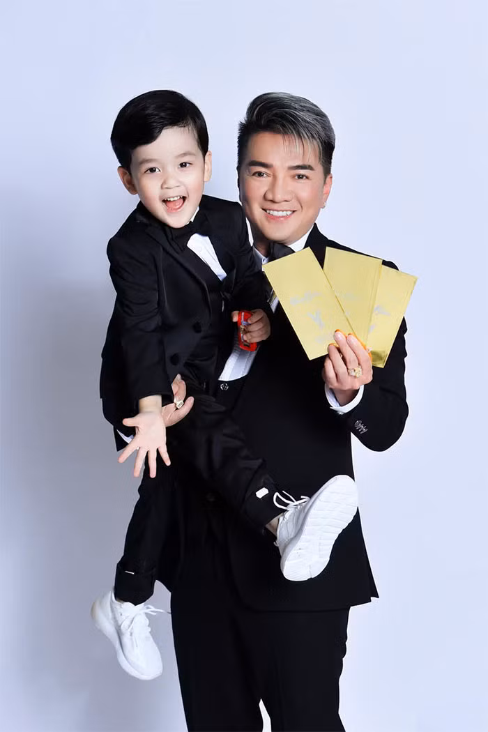 Cậu bé 3 tuổi có ngoại hình giống hệt bố, nhất là khi mặc đồ đôi với "ông hoàng nhạc Việt".