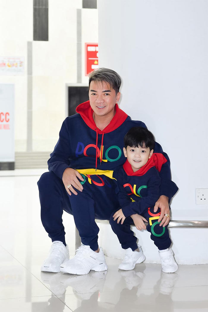 Cũng giống như bố, trang phục của con trai Đàm Vĩnh Hưng từ quần áo, giày dép đều là đồ hiệu đắt tiền.