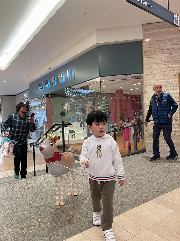 Polo luôn được bố chuẩn bị trang phục chỉnh tề mỗi khi ra ngoài.