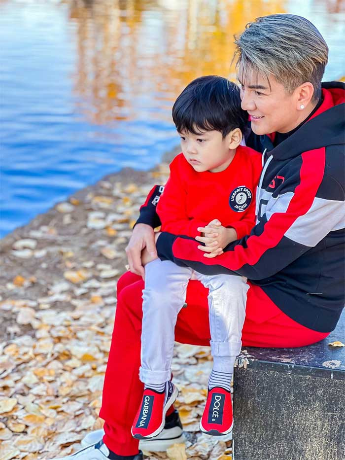 Không hổ danh là con trai của nam ca sĩ mê hàng hiệu, Polo được bố sắm sửa toàn quần áo, giày dép đắt tiền của các thương hiệu nổi tiếng.