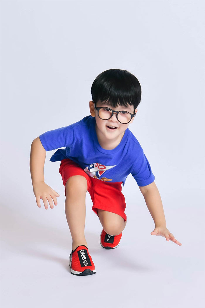 Cậu bé luôn xuất hiện chỉn chu với cả cây đồ hiệu trên người.