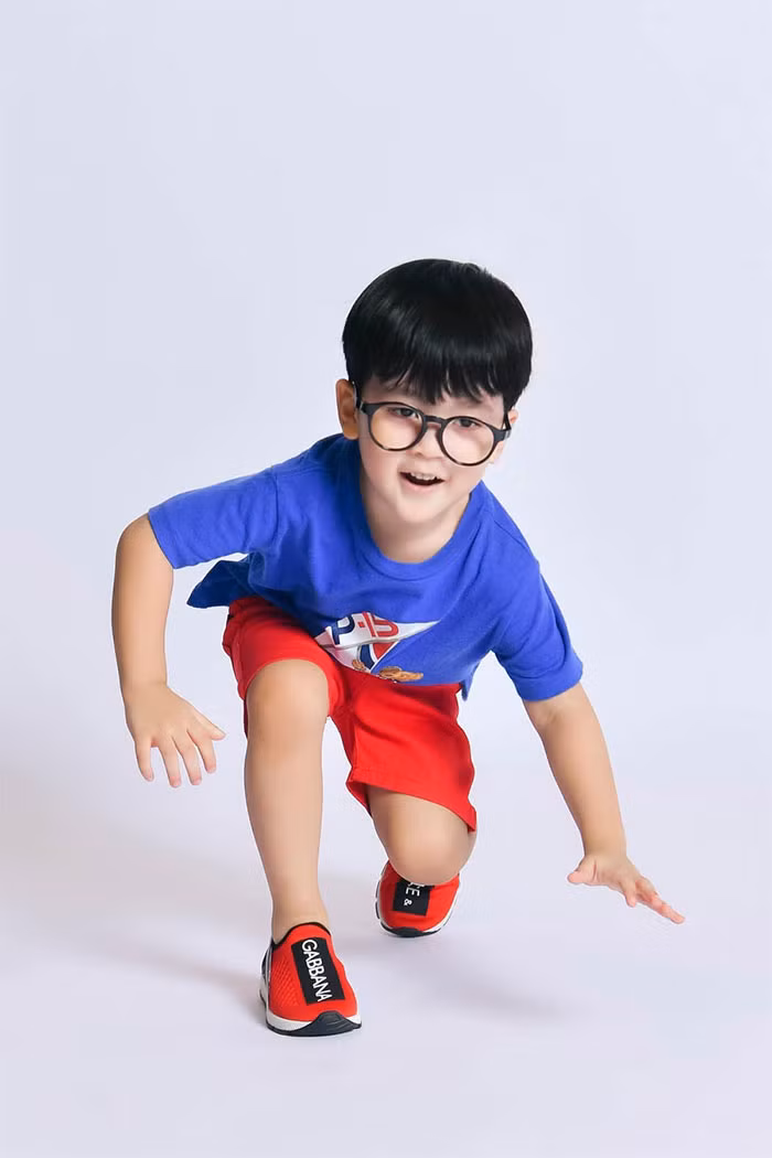 Cậu bé luôn xuất hiện chỉn chu với cả cây đồ hiệu trên người.