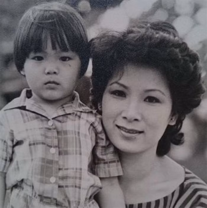 Nữ diễn viên chụp ảnh cùng con trai duy nhất. (Ảnh: Vietnamnet)