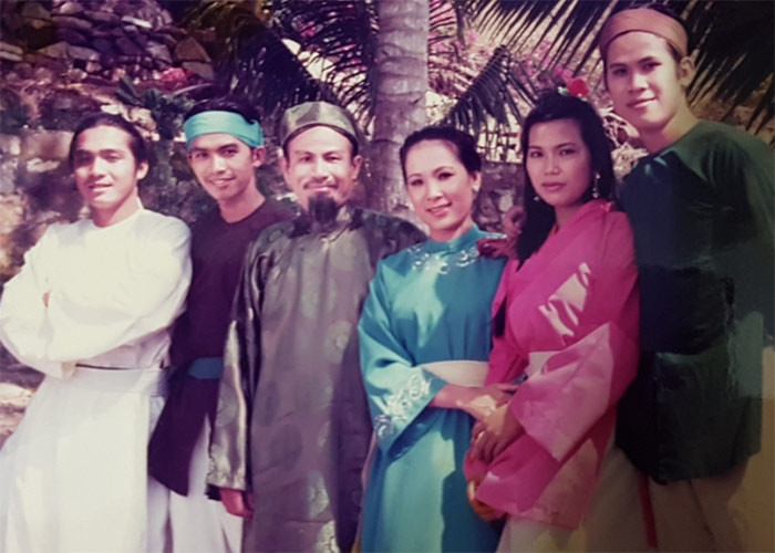 Kim Xuân chụp ảnh cùng đoàn làm phim bà đóng lúc còn trẻ. (Ảnh: Thế giới điện ảnh)