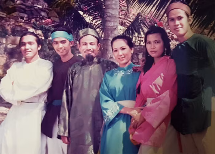 Kim Xuân chụp ảnh cùng đoàn làm phim bà đóng lúc còn trẻ. (Ảnh: Thế giới điện ảnh)