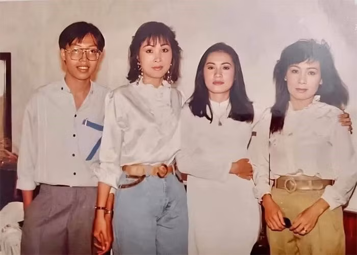 Kim Xuân chụp ảnh cùng với nghệ sĩ Hồng Vân, Hồng Đào lúc trẻ. (Ảnh: FB NS Hồng Vân)