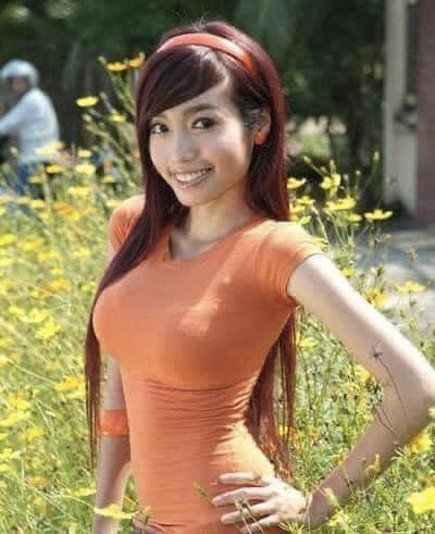 Elly Trần sau đó lấn sân trang làm diễn viên, MC...