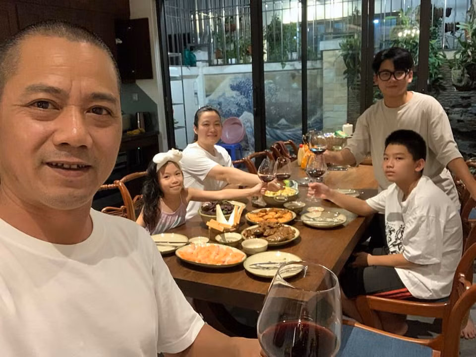 Kể từ khi yêu, vợ chồng đạo diễn "Đại gia chân đất" đã có 20 năm đồng hành cùng nhau. Cặp đôi gây dựng sự nghiệp từ hai bàn tay trắng.