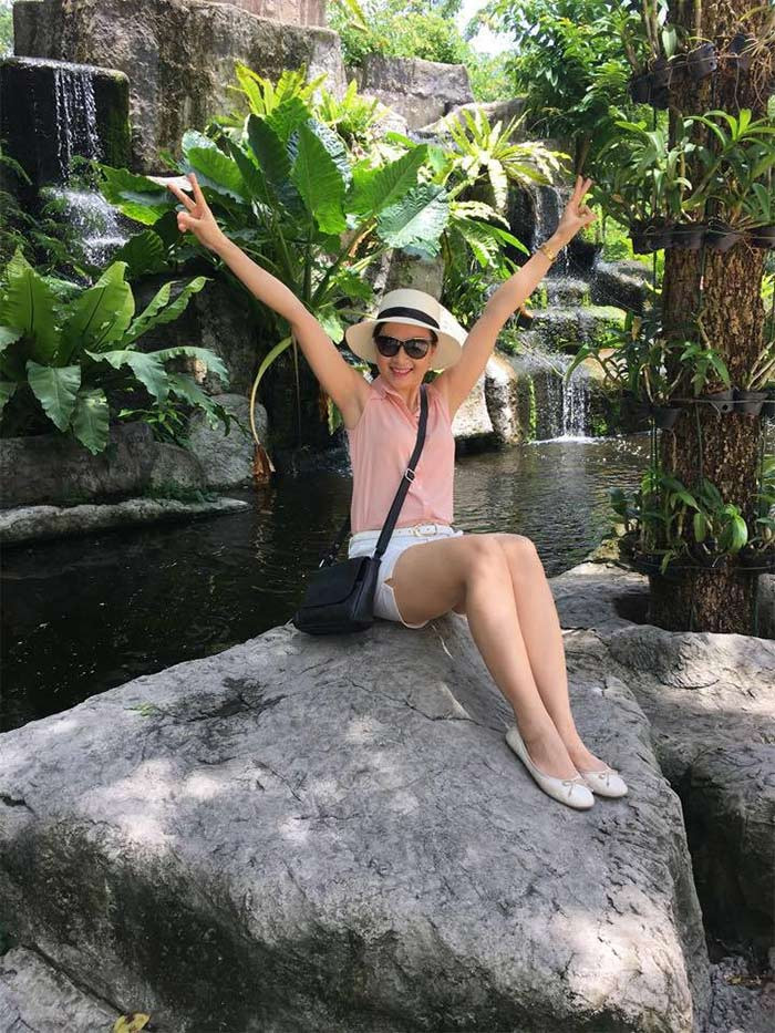 Mặc dù là diễn viên nhưng Linh Huệ khá giản dị trong trang phục, đầu tóc, trang điểm.