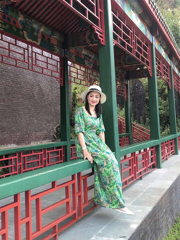 Khác với hình ảnh khắc khổ trên phim, ngoài đời, Linh Huệ trẻ, đẹp hơn rất nhiều.