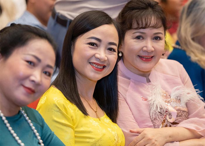 Khuôn mặt phúc hậu, nụ cười ấm áp của cô gây thiện cảm với người đối diện ngay từ cái nhìn đầu tiên.