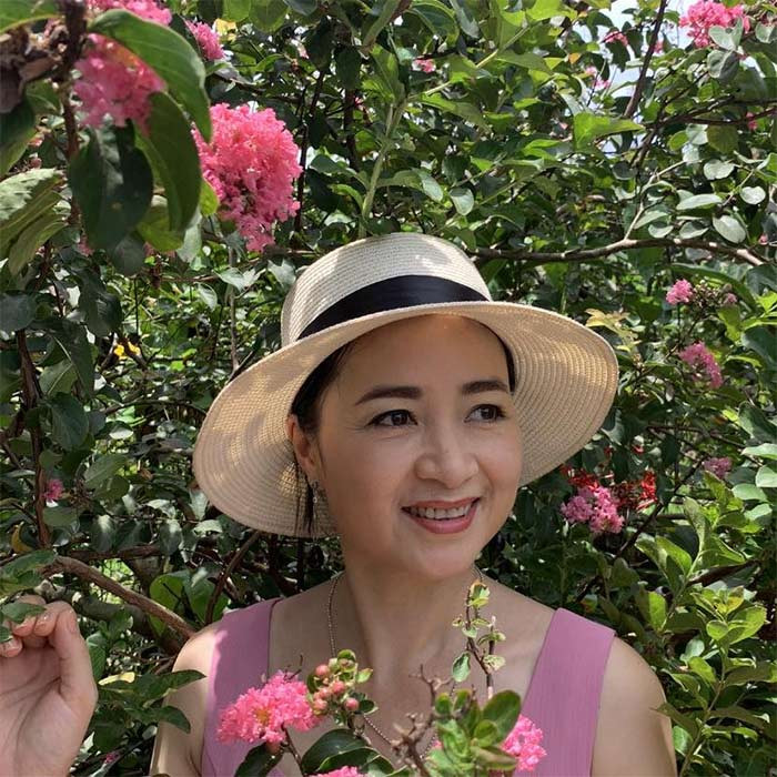 Ngoài những vai diễn trên sân khấu, vai diễn trên phim gây ấn tượng nhất của Linh Huệ là cô gái nông thôn tên Hậu bị mắc căn bệnh thế kỷ trong phim "Gió qua miền tối sáng".