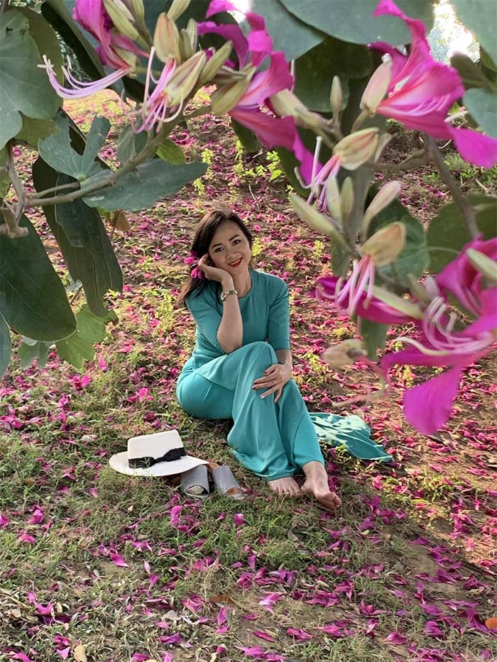 Sinh ra ở Hòa Bình, diễn viên Linh Huệ có nét đẹp thôn nữ pha sơn cước, dáng mảnh mai, đôi mắt hiền và giọng nói thuần hậu.