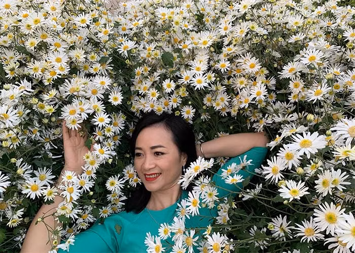 Tuy nhiên, nữ diễn viên 49 tuổi vẫn toát lên vẻ trang nhã, xinh đẹp.