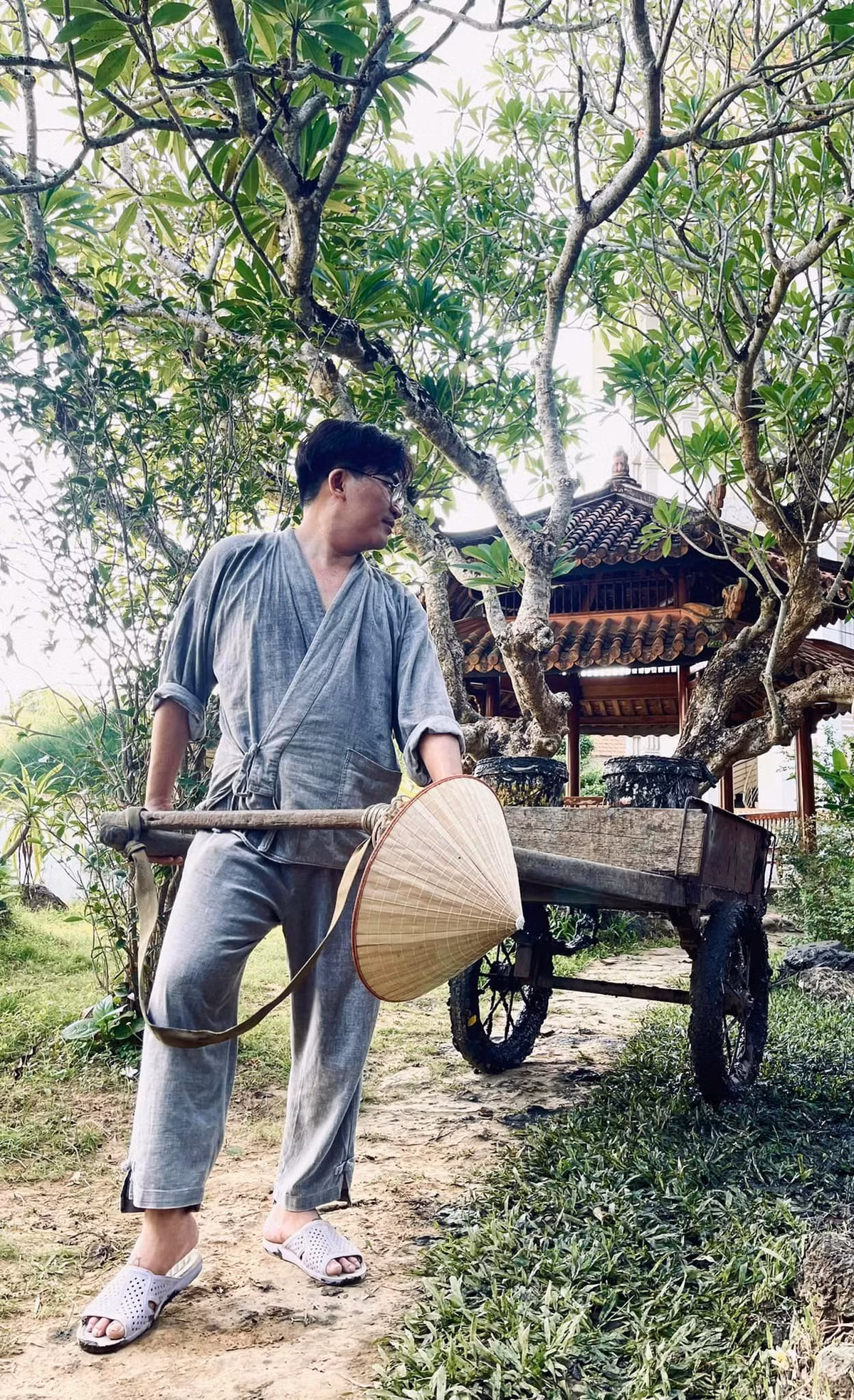 Là một nghệ sĩ quen thuộc trong showbiz Việt, từng được danh hài Trường Giang gọi là “MC giàu nhất Việt Nam” vì có tài sản khủng, thế nhưng nam MC lại chọn cuộc sống giản dị và bình yên giữa đời thường.