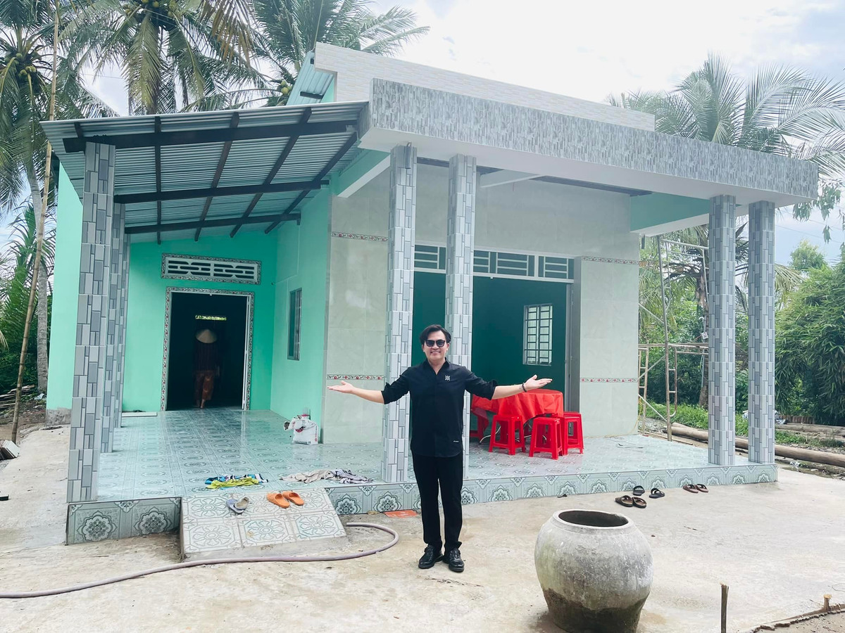 Dù bận rộn nhưng nam nghệ sĩ vẫn dành nhiều thời gian đi làm công tác từ thiện cũng như tham gia các hoạt động ở chùa.