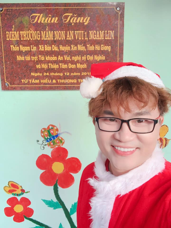 Niềm vui hiện rõ trên gương mặt của MC Đại Nghĩa mỗi khi làm được việc có ý nghĩa cho đời.