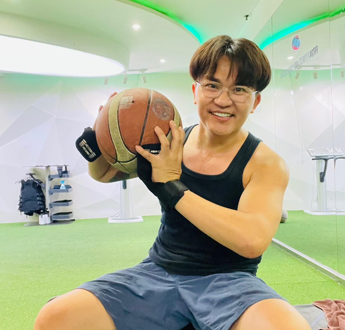 Thời gian rảnh rỗi, MC Đại Nghĩa còn dành thời gian luyện tập thể thao để nâng cao sức khỏe, tăng cường sức dẻo dai.