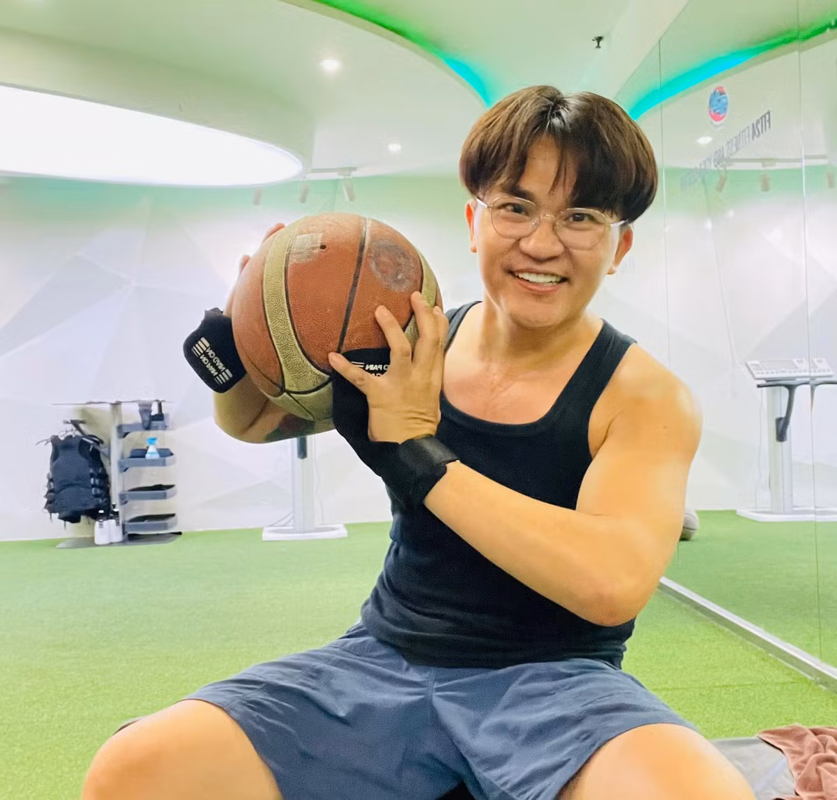 Thời gian rảnh rỗi, MC Đại Nghĩa còn dành thời gian luyện tập thể thao để nâng cao sức khỏe, tăng cường sức dẻo dai.