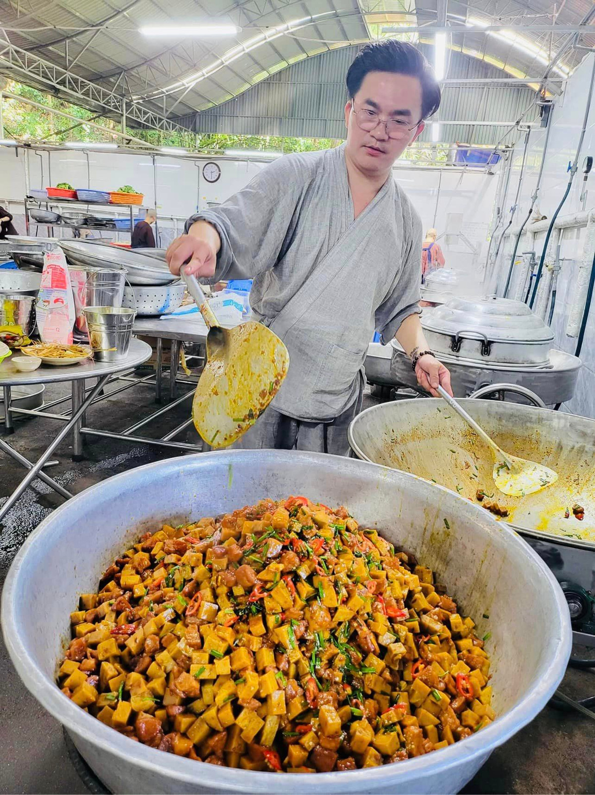 Trước khi tham gia khoá tu xuất gia gieo duyên lần thứ 14 tại chùa Huyền Không - Huế trong 10 ngày, nam nghệ sĩ sinh năm 1978 từng có thời điểm chia sẻ trên truyền thông chuyện muốn đi tu.