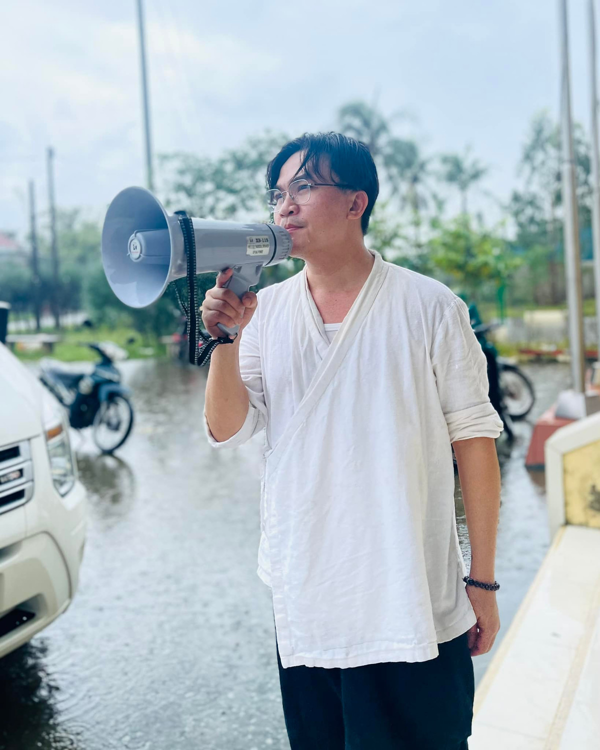 Suốt nhiều năm qua, Đại Nghĩa vẫn tất bật chạy show kiếm tiền dù sở hữu khối tàn sản "khủng". Danh hài Trường Giang từng chia sẻ: "Anh ấy vẫn làm nhiều và cho tiền người nghèo nhiều. Có lẽ đó là lý do anh ấy cố gắng nhiều hơn".