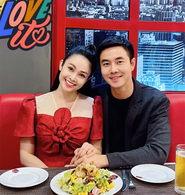 Còn trên trang cá nhân của mình, Đức Hiếu viết: “Ai từng cảnh báo tôi kết hôn là nấm mồ của tình yêu thì lại đây để Su nói cho mà nghe… Yêu nhau ăn rau cũng no nhỉ?”.