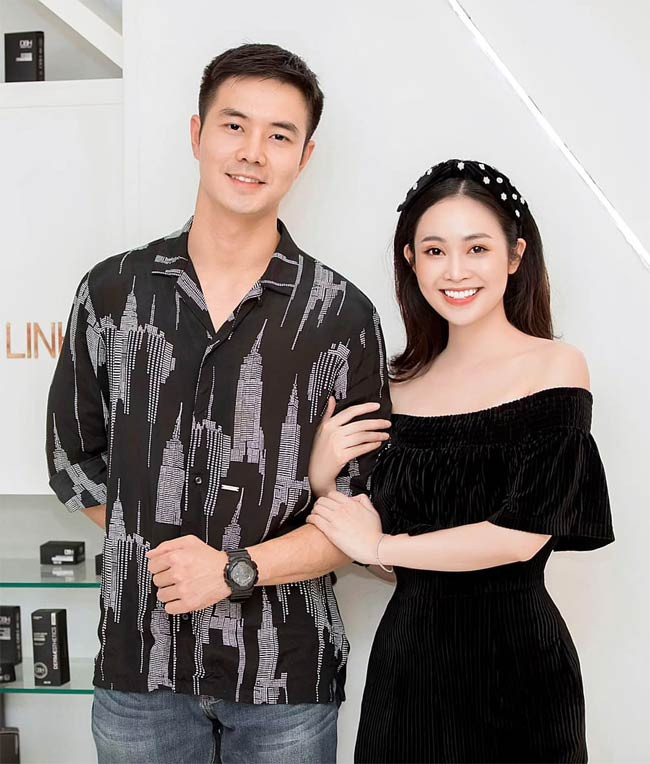 Thuỳ Linh và Đức Hiếu quen nhau khi cùng tham gia một dự án phim. Sau hơn hai năm hẹn hò cả hai quyết định về chung một nhà.