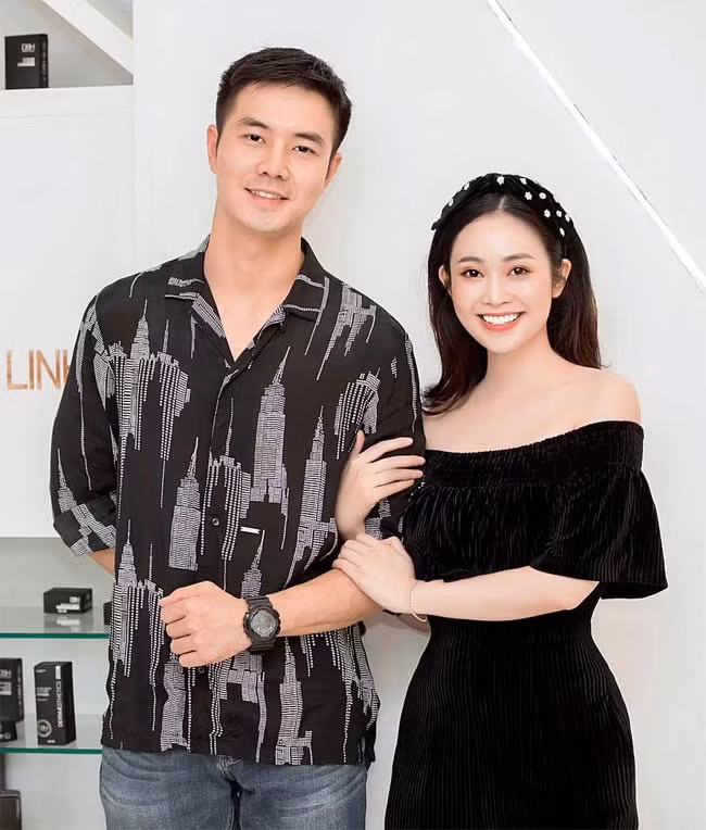 Thuỳ Linh và Đức Hiếu quen nhau khi cùng tham gia một dự án phim. Sau hơn hai năm hẹn hò cả hai quyết định về chung một nhà.