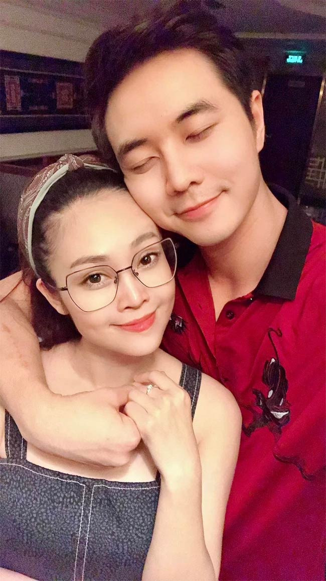 Mặc dù hơn chồng tới 5 tuổi nhưng nữ MC sinh năm 1987 được nhiều người khen là trẻ trung và xứng đôi với chồng.