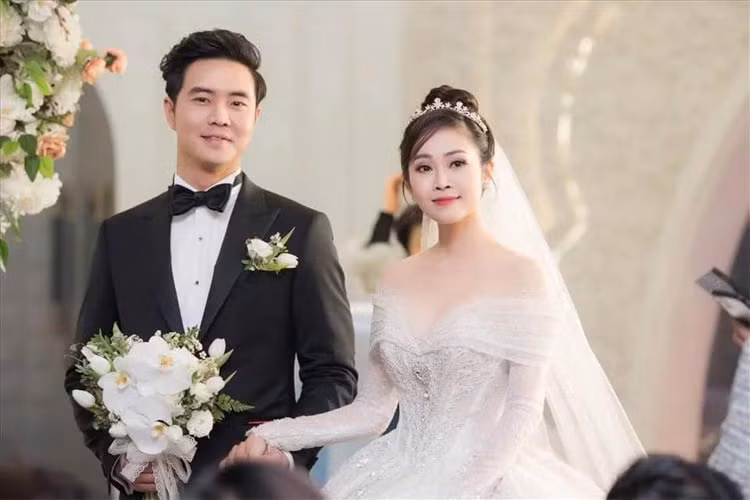 Hon nhan dang nguong mo cua MC Thuy Linh co nu cuoi xinh nhat VTV