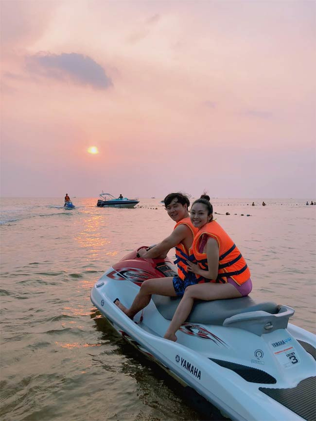 Khi được hỏi về kế hoạch sinh em bé, nam diễn viên sinh năm 1992 cho biết, hai vợ chồng anh đã sẵn sàng nhưng theo quan điểm "con là của trời cho".