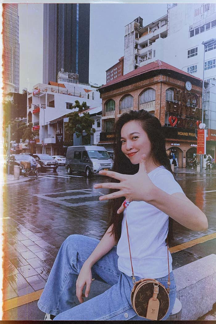 Quần jeans ống rộng, áo phông trắng giản dị là cách để giọng ca "Nhật ký của mẹ" trẻ hơn 20 tuổi so với tuổi thực.